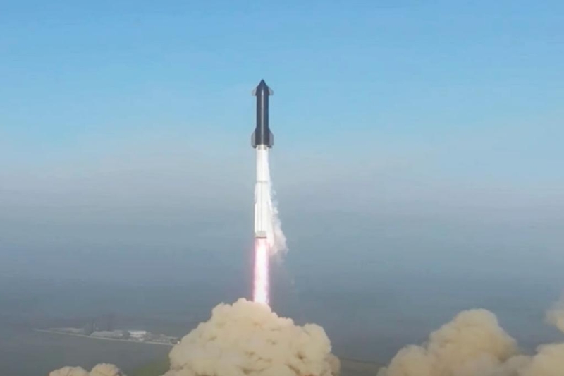 這張4月20日由美國太空探索技術(shù)公司提供的視頻截取的圖片顯示，新一代重型運(yùn)載火箭“星舟”以及飛船集成系統(tǒng)在位于得克薩斯州博卡奇卡的發(fā)射基地升空。（圖源：新華社）
