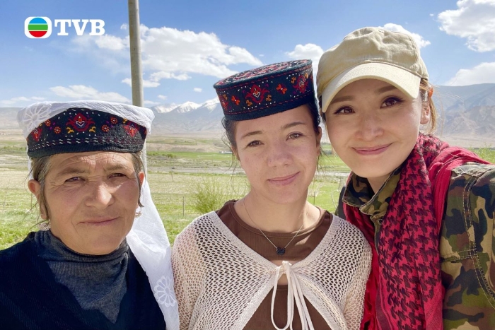 圖為陳貝兒與當(dāng)?shù)孛癖姾嫌?。TVB供圖
