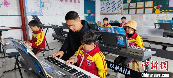 資料圖：小學(xué)生在校上音樂課。