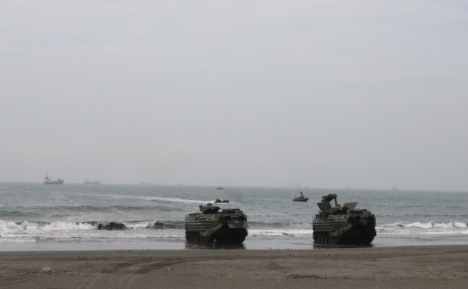 臺(tái)灣海軍西子灣“紅色海灘”操演 AAV-7兩棲突擊車(chē)登陸