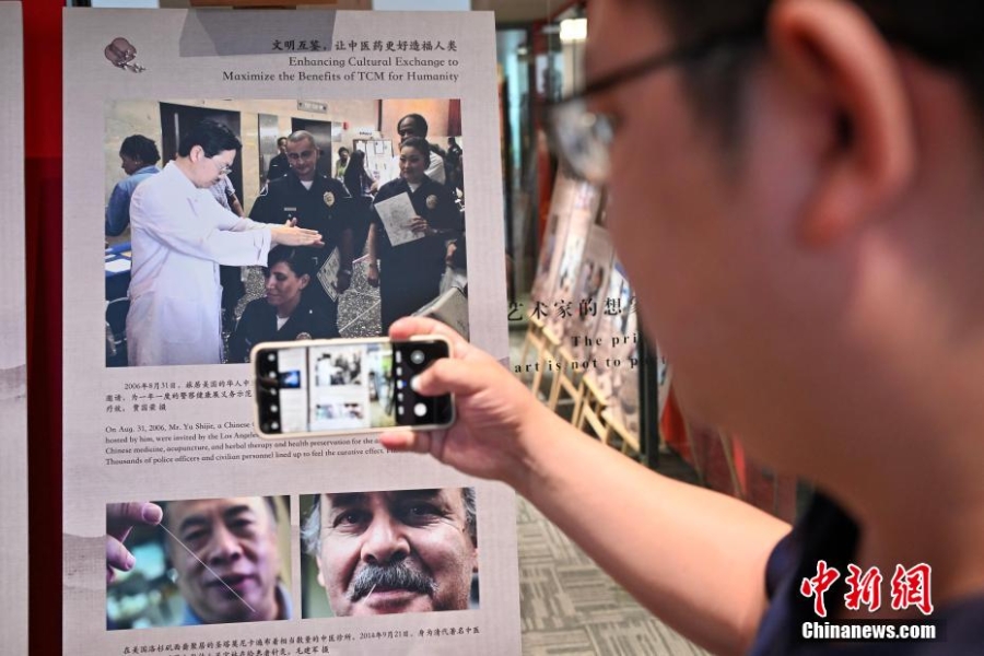 中醫(yī)藥圖片和非遺藝術展在深圳開展迎客