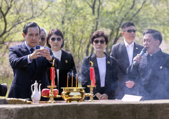 4月1日，在湖南省湘潭縣茶恩寺鎮(zhèn)雙陽村馬家祖墓，馬英九先生在獻(xiàn)酒。新華社記者 才揚(yáng) 攝