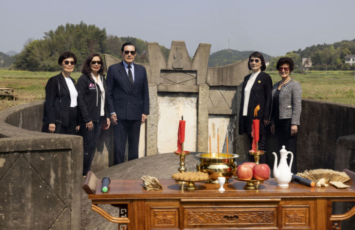 4月1日，在湖南省湘潭縣茶恩寺鎮(zhèn)雙陽村馬家祖墓，馬英九先生與家人拍照留念。新華社記者 才揚(yáng) 攝