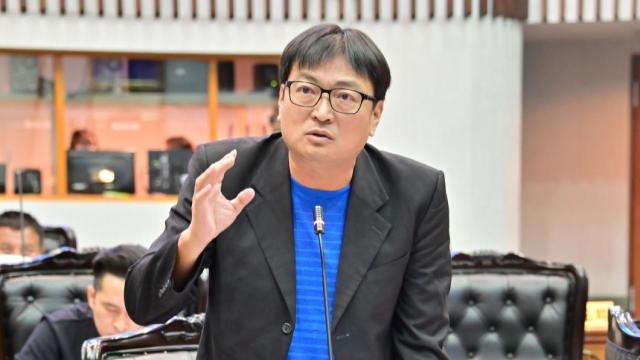 民進黨臺東縣黨部主委、議員簡維國因酒駕肇事宣布請辭主委一職。（圖源：臺灣“TVBS新聞網(wǎng)”）