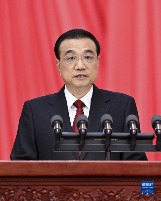 3月5日，第十四屆全國(guó)人民代表大會(huì)第一次會(huì)議在北京人民大會(huì)堂開(kāi)幕。國(guó)務(wù)院總理李克強(qiáng)作政府工作報(bào)告。新華社記者 饒愛(ài)民 攝