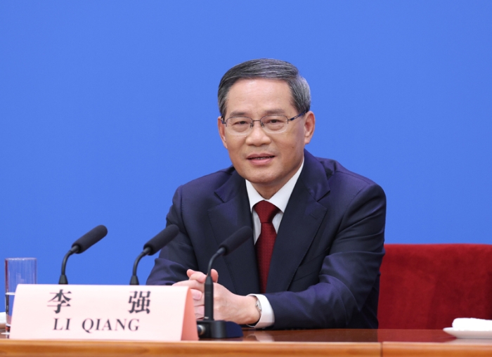 3月13日，十四屆全國(guó)人大一次會(huì)議在北京人民大會(huì)堂舉行記者會(huì)，國(guó)務(wù)院總理李強(qiáng)應(yīng)大會(huì)發(fā)言人王超的邀請(qǐng)出席記者會(huì)，并回答中外記者提問(wèn)。國(guó)務(wù)院副總理丁薛祥、何立峰、張國(guó)清、劉國(guó)中參加。這是李強(qiáng)回答記者提問(wèn)。新華社記者 劉彬 攝