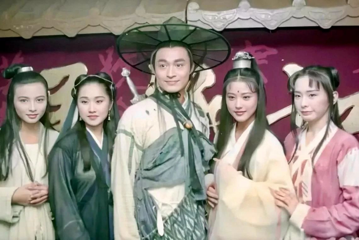 1994版《倚天屠龍記》劇照，右二為周海媚所飾“周芷若”。