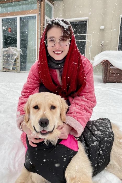 圖為周海媚和寵物在雪地中。來源：周海媚個人社交媒體平臺