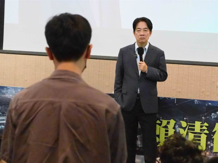 賴清德日前到大學(xué)演講座談，頻頻反問學(xué)生