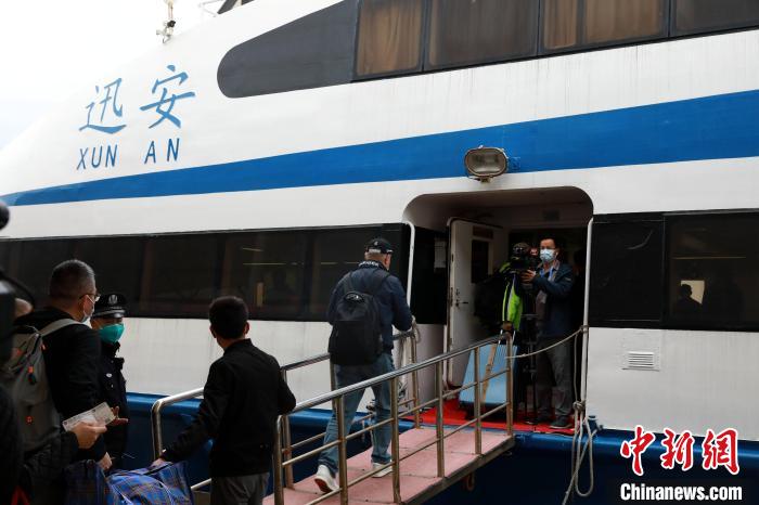 搭載133名乘客的“迅安”客輪，3月25日從廈門五通碼頭起航開往金門?！「咂檫厵z供圖
