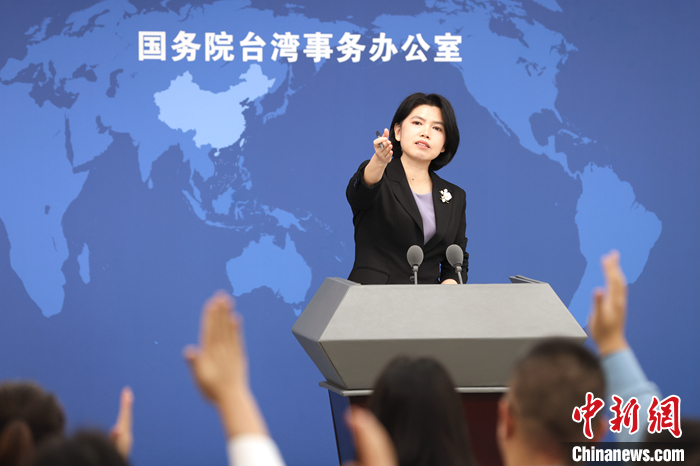 12月13日，國務(wù)院臺辦在北京舉行例行新聞發(fā)布會。就臺灣北一女中教師區(qū)桂芝炮轟臺教育課綱“去中國化”，發(fā)言人朱鳳蓮表示，區(qū)老師說出了島內(nèi)很多老師、很多家長和很多專家學(xué)者的心里話，發(fā)出了正義之聲。 中新社記者 張宇 攝