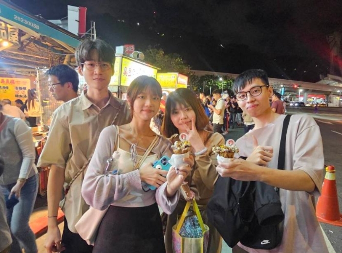 大陸小吃梅花糕受到年輕人喜愛(ài)。圖片來(lái)源：臺(tái)灣“中時(shí)新聞網(wǎng)”游定剛攝