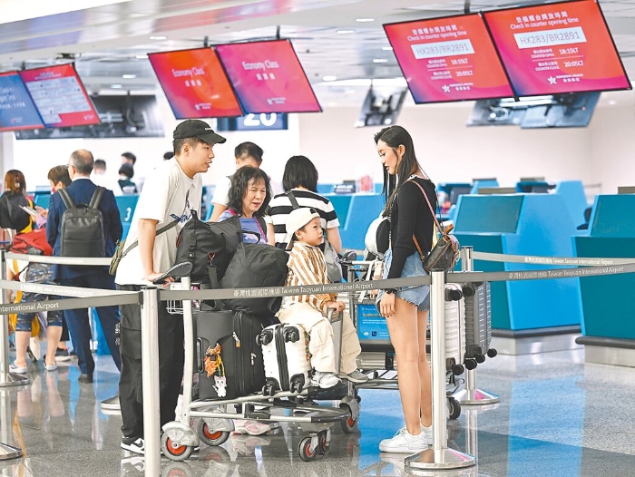 圖為旅客在桃園機(jī)場(chǎng)辦理登機(jī)報(bào)到手續(xù)。（陳麒全攝） 圖片來(lái)源：臺(tái)灣《中時(shí)新聞網(wǎng)》