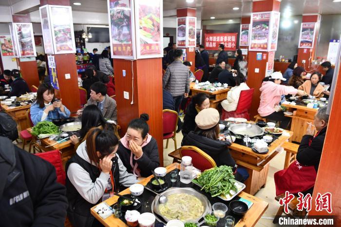 資料圖： 民眾冬至日吃羊肉湯?！埨?攝