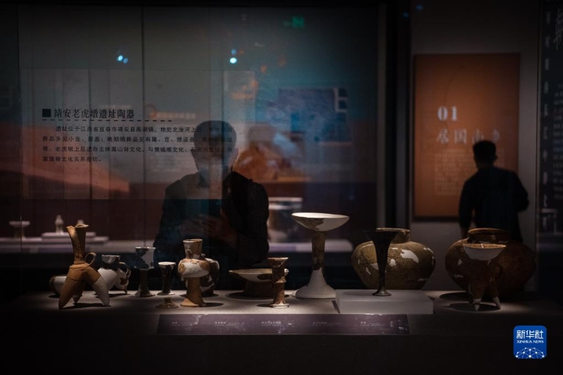 4月18日，觀眾在湖北省博物館展廳參觀。 當日，“惟見長江天際流——考古中國·長江中游文明進程研究成果展”在湖北省博物館正式對觀眾開放。（圖源：新華社）