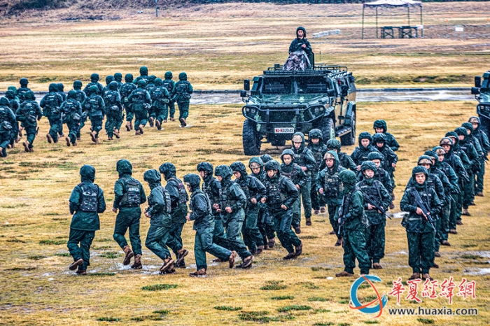 3.武警官兵聞令而動，奔赴練兵場。  施晨洲  攝_副本