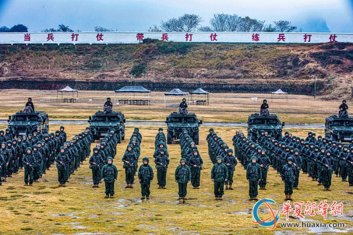 1.官兵整齊列陣參加開訓(xùn)動員會。 黃卓森  攝_副本