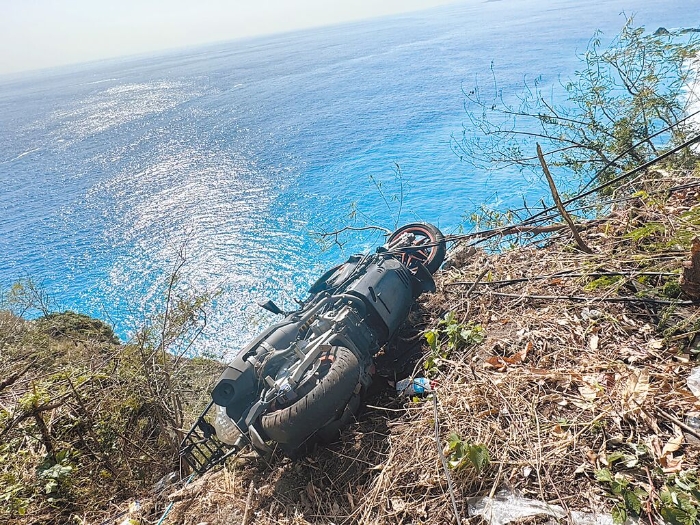 有民眾發(fā)現(xiàn)一輛摩托車懸掛在臺9線公路一處懸崖邊。 圖片來源：臺灣“中時新聞網(wǎng)”