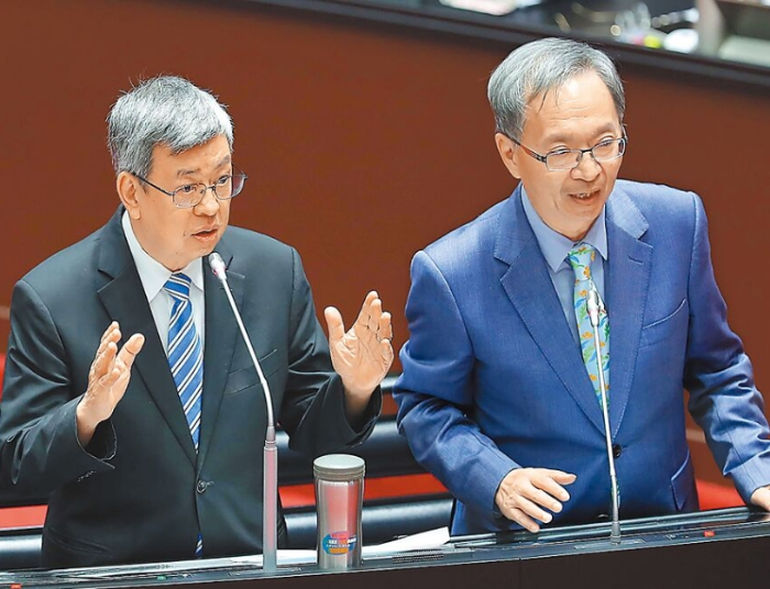 圖左起為行政院長陳建仁、衛(wèi)福部長薛瑞元