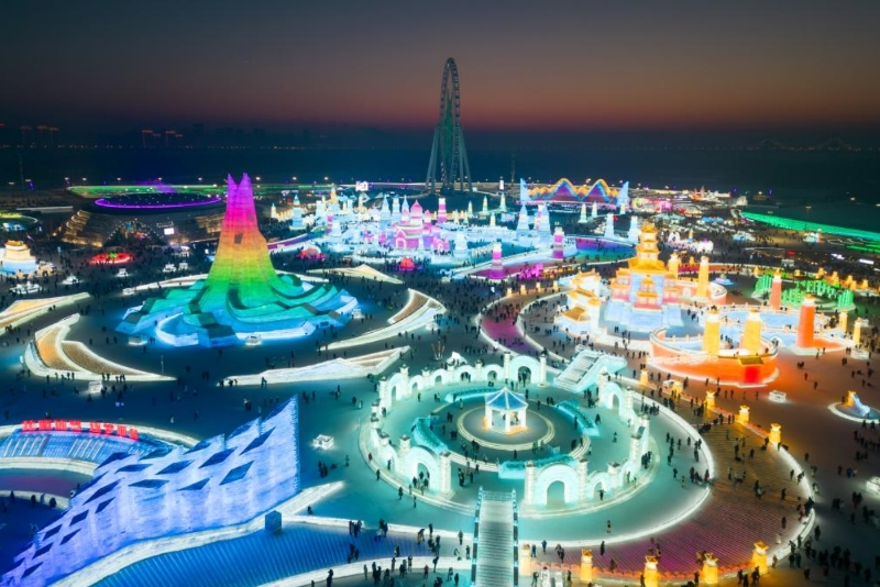 游客在哈爾濱冰雪大世界園區(qū)內(nèi)游玩（無(wú)人機(jī)照片，1月9日攝）。新華社記者 張濤 攝