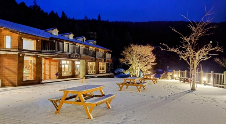 位在宜蘭縣內(nèi)的太平山森林游樂區(qū)23日凌晨開始下雪，園區(qū)翠峰山屋前一片雪白。圖片來源：臺灣“中央社”。