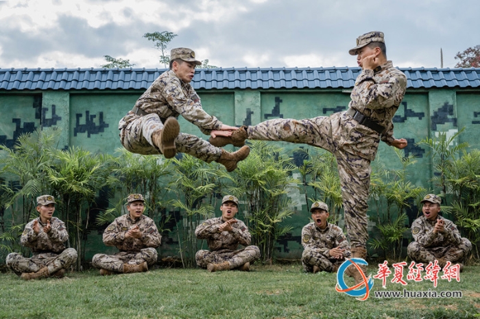圖5、官兵正在進(jìn)行擒敵對(duì)抗訓(xùn)練（李慶  攝）_副本