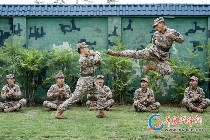 圖4、官兵正在進(jìn)行擒敵技法訓(xùn)練（李慶  攝）_副本