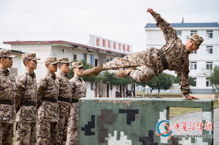 圖6、官兵在進(jìn)行通過矮墻障礙訓(xùn)練（李慶  攝）_副本