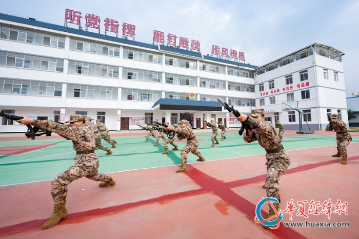 圖1、官兵開展刺殺訓(xùn)練（李慶  攝）_副本