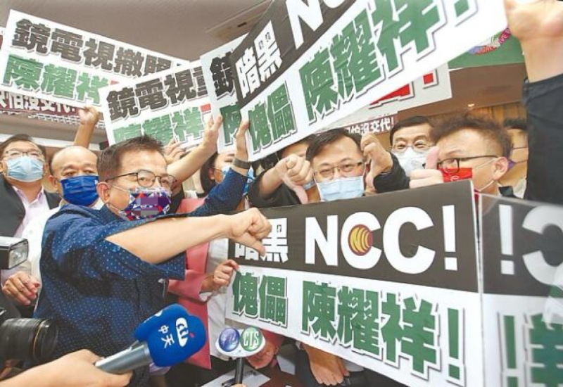 圖為臺灣“通訊傳播委員會”負(fù)責(zé)人陳耀祥2022年10月到臺立法機(jī)構(gòu)專案報(bào)告鏡電視爭議。（圖源：臺灣“中時(shí)新聞網(wǎng)”）