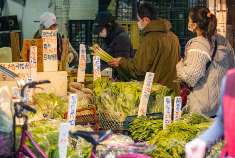 圖為臺(tái)灣民眾24日上午到臺(tái)北市木新市場(chǎng)采買蔬菜。（圖源：臺(tái)灣“中央社”）