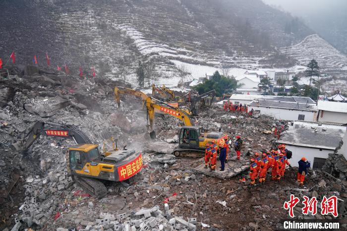 1月23日，云南省昭通市鎮(zhèn)雄縣塘房鎮(zhèn)涼水村山體滑坡搜救現(xiàn)場，人機配合正在實施搜救。中新社記者 劉冉陽 攝