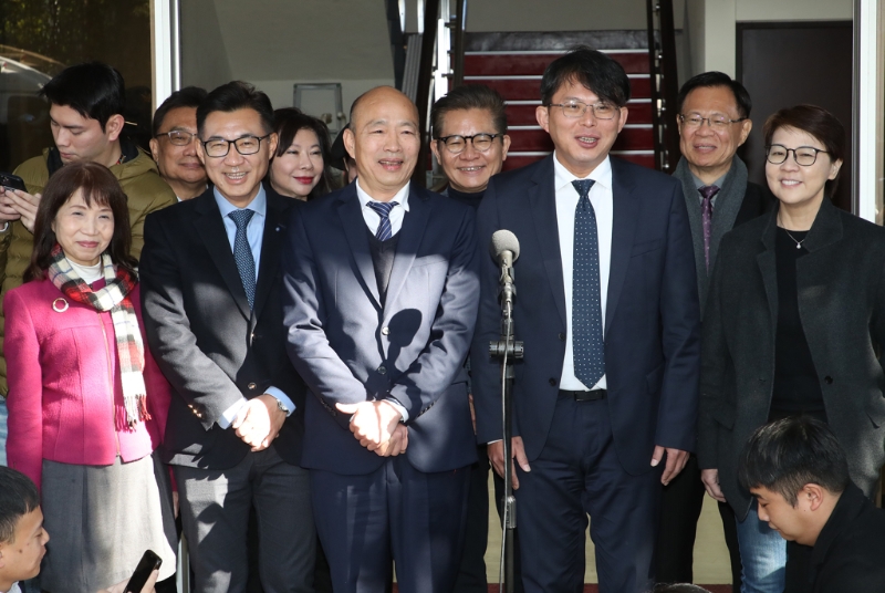 國(guó)民黨立法院正副院長(zhǎng)參選人韓國(guó)瑜（前左三）及江啟臣（前左二）29日拜會(huì)民眾黨立法院黨團(tuán)，會(huì)后，韓國(guó)瑜及江啟臣與民眾黨8位不分區(qū)立委當(dāng)選人黃國(guó)昌（前右二）、黃珊珊（前右）、陳昭姿（前左）等人一起受訪。（資料照／劉宗龍攝）