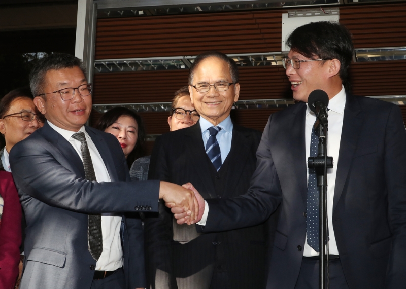 民進(jìn)黨立法院正副院長(zhǎng)參選人游錫堃（中）及蔡其昌（左）29日拜會(huì)民眾黨立法院黨團(tuán)。（資料照，劉宗龍攝）