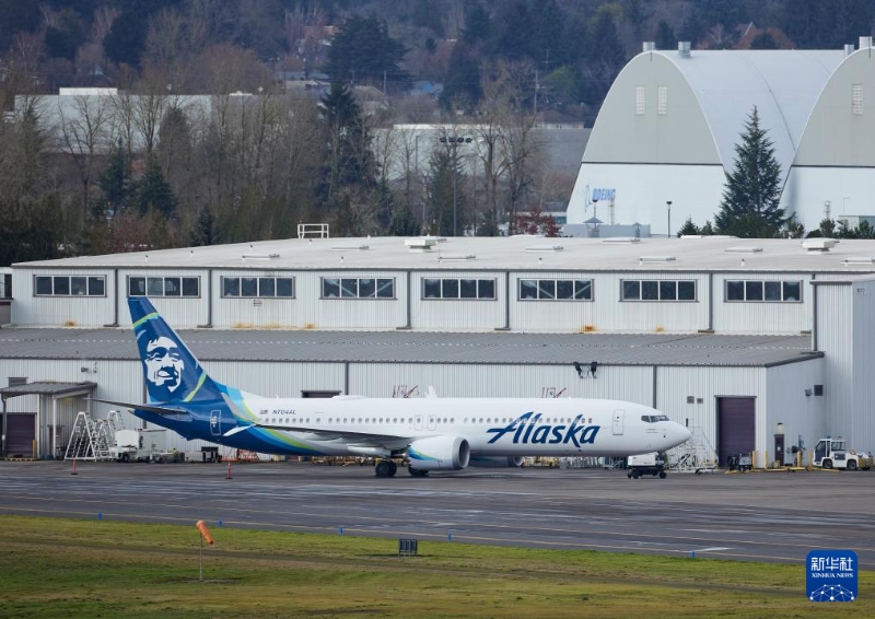 1月6日，美國阿拉斯加航空公司發(fā)生事故的波音737 MAX 9型客機(jī)?？吭诿绹ㄌ靥m的一處維修站。（圖源：新華社）