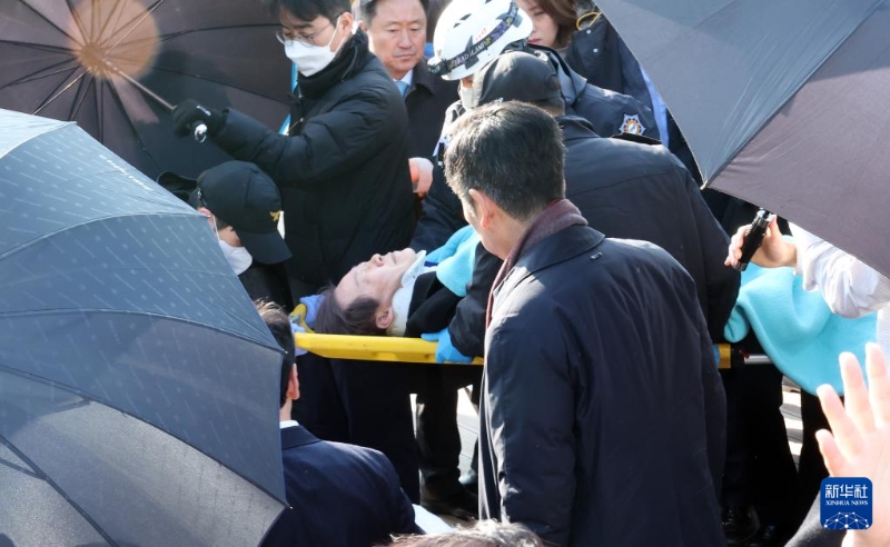 1月2日，在韓國釜山，韓國最大在野黨黨首李在明遭襲，在現(xiàn)場進(jìn)行緊急處置后被送往醫(yī)院救治。（圖源：新華社）