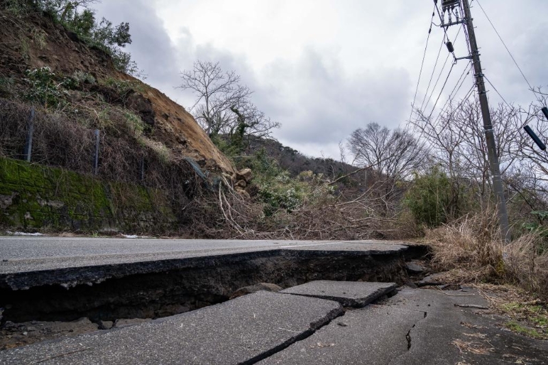 1月2日，在日本石川縣羽咋郡，道路被地震損壞。（圖源：新華社）