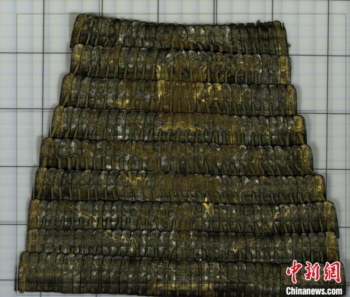 展覽專門(mén)修復(fù)了李文忠家族收藏的一套皮甲并展開(kāi)?！≈袊?guó)國(guó)家博物館供圖.jpeg