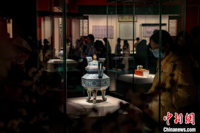 1月8日，江西省博物館“御瓷歸來(lái)”展覽在南昌開(kāi)幕，此次展覽共展出180件(套)經(jīng)典御瓷代表作。劉力鑫 攝.jpeg