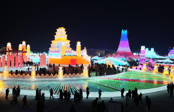 游客在哈爾濱冰雪大世界園區(qū)內(nèi)游玩（2023年12月18日攝）。新華社記者 王建威 攝.png