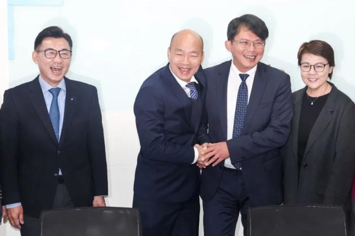 韓國(guó)瑜(左2)、江啟臣(左1)29日拜會(huì)民眾黨“立法院”黨團(tuán)，韓國(guó)瑜與民眾黨“立委”當(dāng)選人黃國(guó)昌(右2)擁抱致意。圖片來源：臺(tái)灣“中央社”