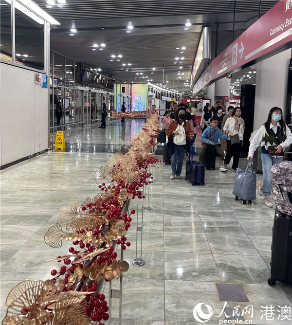 圖為澳門國(guó)際機(jī)場(chǎng)精心裝扮到達(dá)層迎接抵澳旅客。人民網(wǎng)記者 富子梅攝