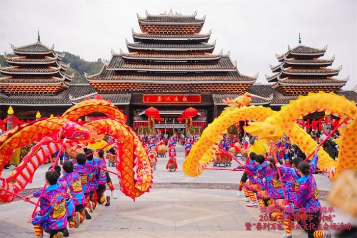 新春走基層丨在中國(guó)最大的侗寨看“村晚”、吃百家宴，唱響美好山鄉(xiāng)