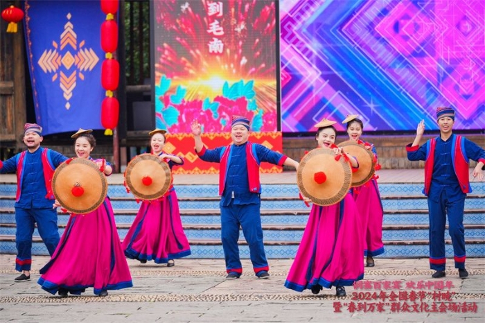 新春走基層丨在中國(guó)最大的侗寨看“村晚”、吃百家宴，唱響美好山鄉(xiāng)