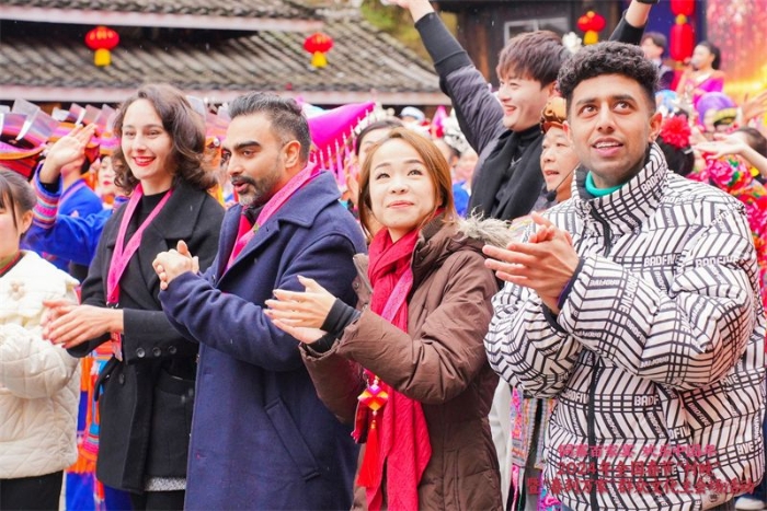 新春走基層丨在中國(guó)最大的侗寨看“村晚”、吃百家宴，唱響美好山鄉(xiāng)