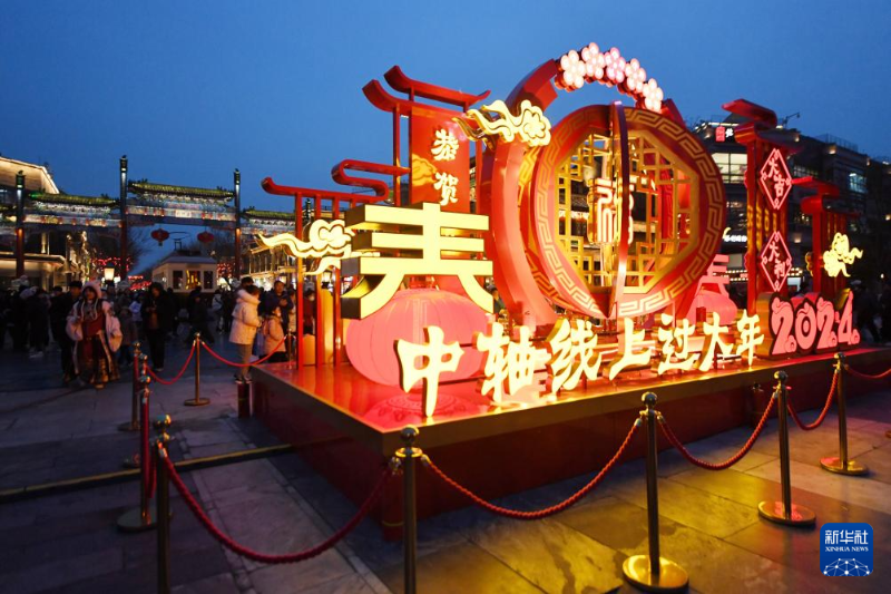 2月2日，市民游客在北京前門大街參觀游覽。當日，“中軸納?！堒S前門”前門迎新春促消費活動開幕。（圖源：新華社）