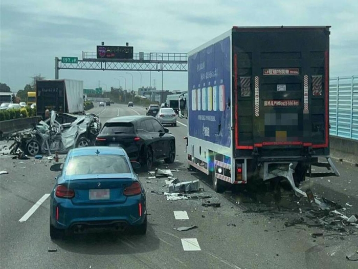 臺(tái)灣高速公路發(fā)生嚴(yán)重車(chē)禍
