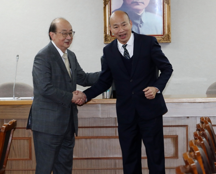 韓國瑜(右)5日主持立法院黨團(tuán)協(xié)商，會前與民進(jìn)黨團(tuán)總召柯建銘(左)握手致意