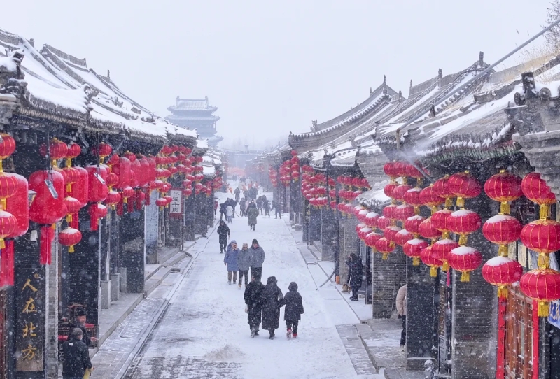 這是2月1日拍攝的雪中的山西晉中平遙古城。受寒潮天氣影響，我國(guó)多地迎來降溫降雪。（圖源：新華社）