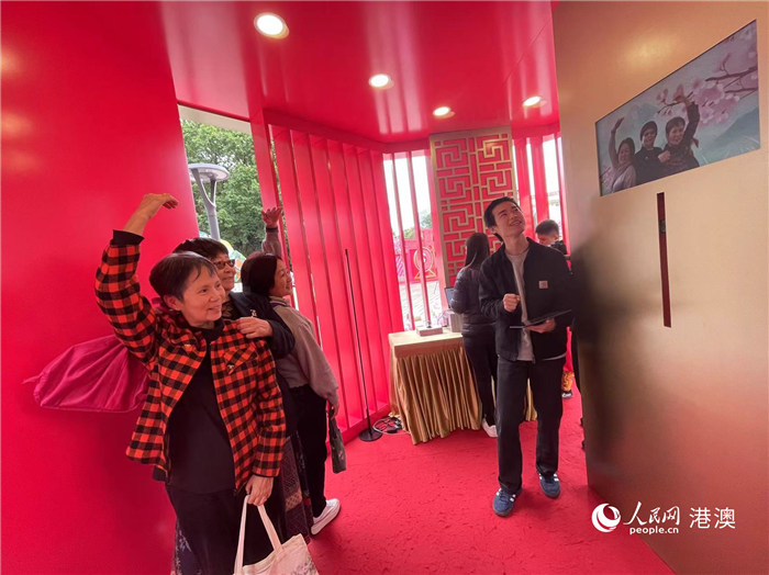 圖為最受歡迎的A.I.互動(dòng)主題照相館，人們爭相拍照留念。人民網(wǎng)記者 富子梅攝